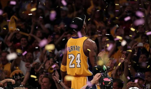 体育平台-退役詹姆斯球衣引众怒:科比雕像还要我们等多久?